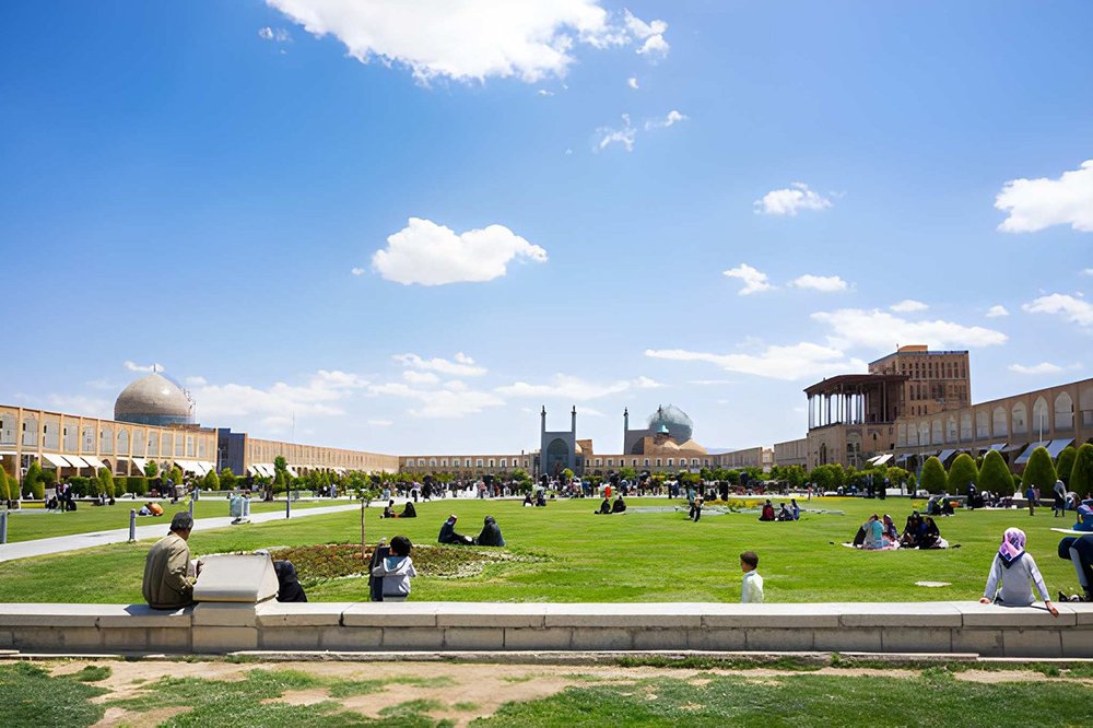 Isfahan travel guide showing the best time to visit Isfahan with blooming gardens, pleasant weather, and historic Persian landmarks in spring