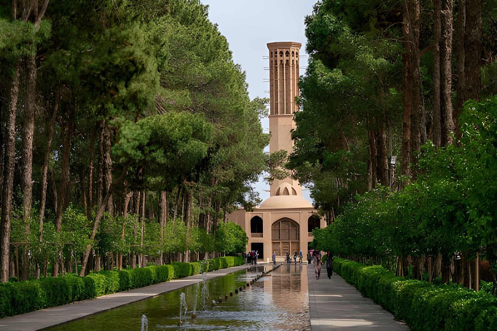Best time to visit Yazd with pleasant weather and travelers exploring the historic desert city
