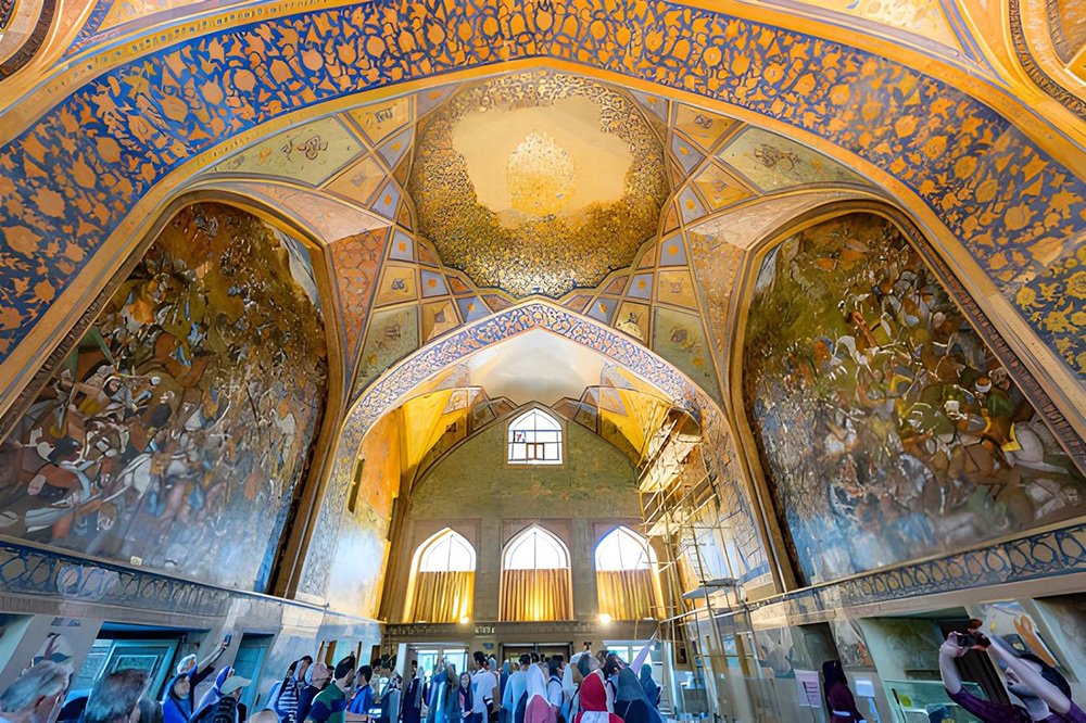 Isfahan travel guide featuring Chehel Sotoun Palace with its historic Persian gardens, Safavid architecture, and beautiful wall paintings in Iran