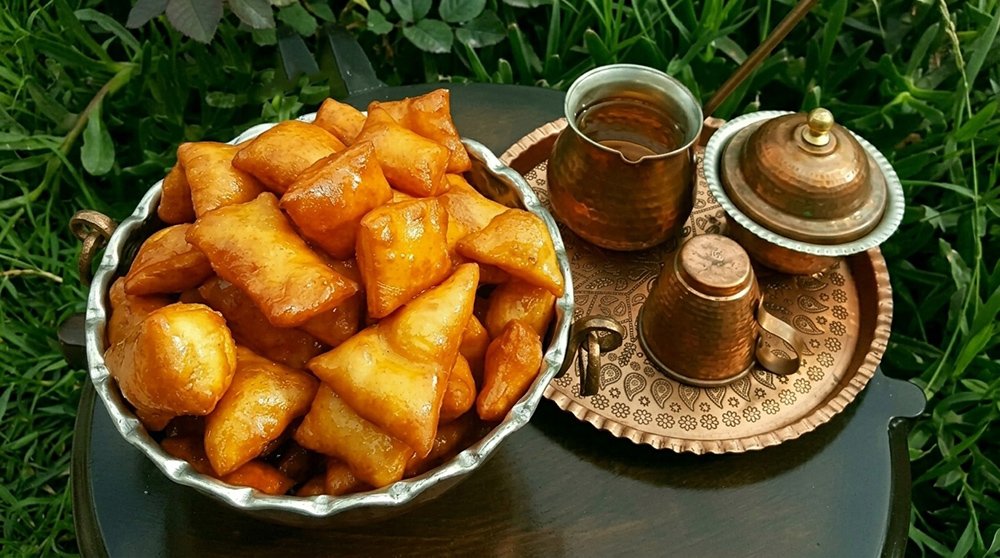 Traditional Gushfil, a crispy Persian pastry served with sweet syrup in Isfahan