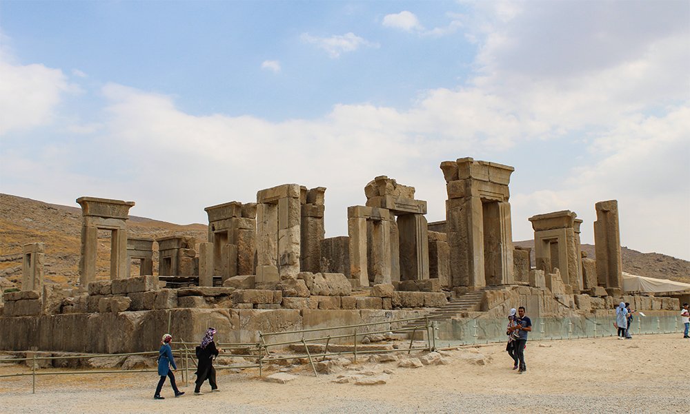 Ancient ruins of Persepolis featured in the Shiraz travel guide