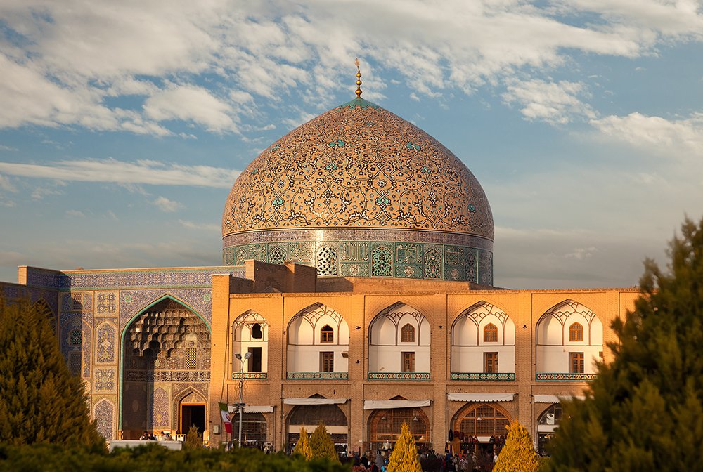Isfahan travel guide featuring Sheikh Lotfollah Mosque with its stunning Persian architecture and intricate tilework