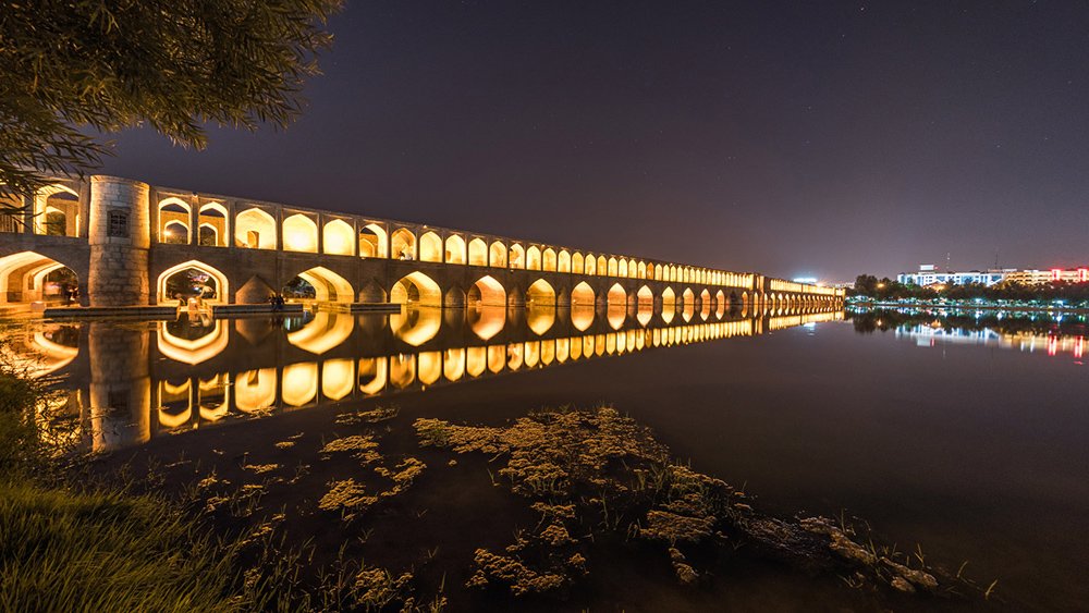 Isfahan travel guide featuring Si-o-se-pol Bridge, the iconic Safavid-era bridge over the Zayandeh Rud River in Iran